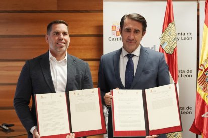 El consejero de Medio Ambiente, Vivienda y Ordenación del Territorio, Juan Carlos Suárez-Quiñones, y el director general de Transformación Industrial y Economía Circular de Repsol, Juan Abascal, tras la firma del convenio.