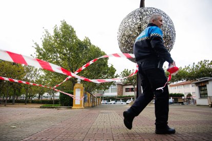 La Policia local de Ciudad Rodrigo, Salamanca, precinta la entrada a parques.
