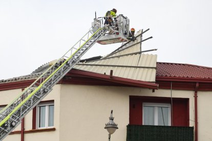 Tejado desprendido en la calle Recondo en Valladolid