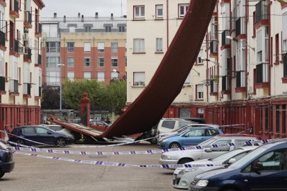 Tejado desprendido en la calle Recondo en Valladolid