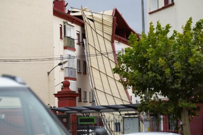 Tejado desprendido en la calle Recondo en Valladolid