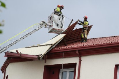 Tejado desprendido en la calle Recondo en Valladolid