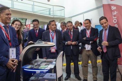Carlos García Carbayo, alcalde de Salamanca, junto con Javier Ponce, director general de la Sociedad Española para la Transformación Tecnológica, y Juan Manuel Corchado, rector de la Usal, entre otras personalidades.