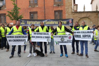 Concentración ante los juzgados de Benavente, donde se celebra el juicio por los disturbios en las protestas agrarias del mes de marzo.