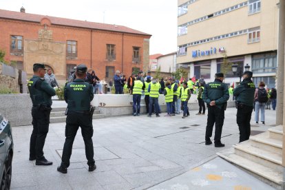 Concentración ante los juzgados de Benavente, donde se celebra el juicio por los disturbios en las protestas agrarias del mes de marzo.