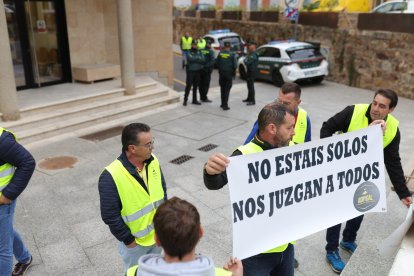 Concentración ante los juzgados de Benavente, donde se celebra el juicio por los disturbios en las protestas agrarias del mes de marzo.