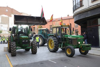 Concentración ante los juzgados de Benavente, donde se celebra el juicio por los disturbios en las protestas agrarias del mes de marzo.