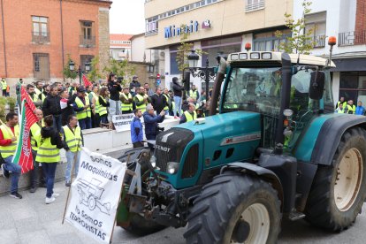 Concentración ante los juzgados de Benavente, donde se celebra el juicio por los disturbios en las protestas agrarias del mes de marzo.