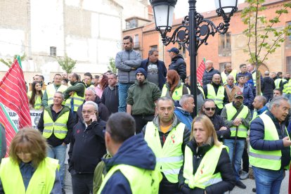 Concentración ante los juzgados de Benavente, donde se celebra el juicio por los disturbios en las protestas agrarias del mes de marzo.