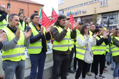 Concentración ante los juzgados de Benavente, donde se celebra el juicio por los disturbios en las protestas agrarias del mes de marzo.