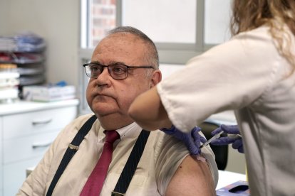 El consejero de Sanidad, Alejandro Vázquez, recibe la vacuna antigripal en Valladolid.