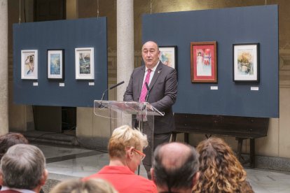 El presidente de la Diputación de Segovia, Miguel Ángel de Vicente, presenta la exposición 'Divergencias' de la ilustradora segoviana Esther Cuesta