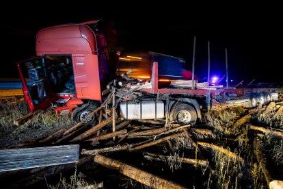 Varios coches y camiones han sido golpeados por troncos de madera al volcar el camión que los transportaba en la A-62 en Aldehuela de la Bóveda (Salamanca).