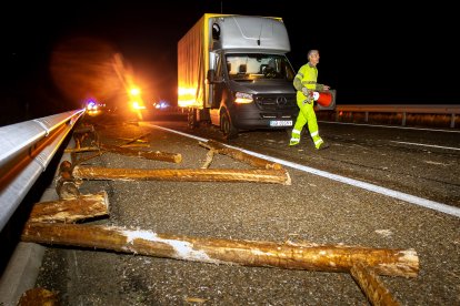 Varios coches y camiones han sido golpeados por troncos de madera al volcar el camión que los transportaba en la A-62 en Aldehuela de la Bóveda (Salamanca).