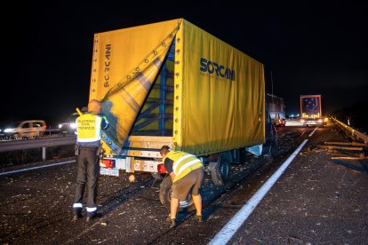 Varios coches y camiones han sido golpeados por troncos de madera al volcar el camión que los transportaba en la A-62 en Aldehuela de la Bóveda (Salamanca).