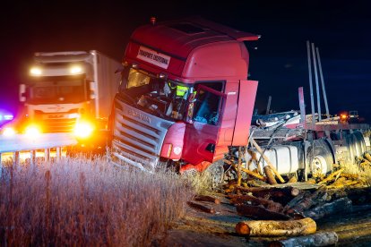 Varios coches y camiones han sido golpeados por troncos de madera al volcar el camión que los transportaba en la A-62 en Aldehuela de la Bóveda (Salamanca).