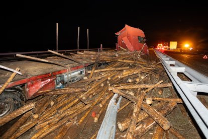 Varios coches y camiones han sido golpeados por troncos de madera al volcar el camión que los transportaba en la A-62 en Aldehuela de la Bóveda (Salamanca).