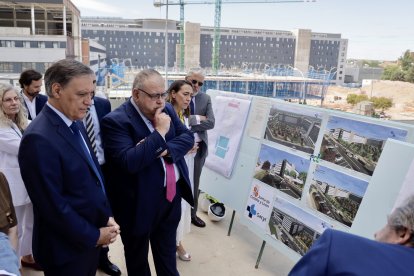 El consejero de Sanidad, Alejandro Vázquez Ramos, visita las obras del edificio de Consultas Externas del Hospital Universitario de Salamanca. Atención a medios a las 12.45 horas.