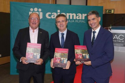 Imagen de Carlos Moro, Eduardo Baamonde y José Antonio Benavides en la presentación del libo