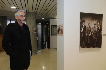 La indumentaria tradicional en Palencia a través del grabado y la estampa. Siglo XIX y XX, colección de Carlos Porro, en la imagen.