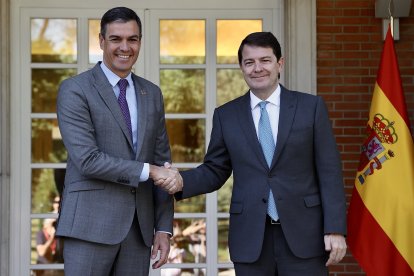 Pedro Sánchez y Alfonso Fernández Mañueco en una imagen de archivo de una reunión anterior.