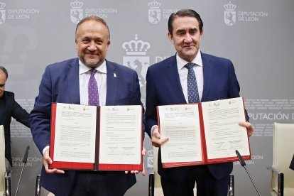 El consejero de Medio Ambiente, Vivienda y Ordenación del Territorio, Juan Carlos Suárez-Quiñones, y el presidente de la Diputación de León, Gerardo Álvarez, firman un protocolo para el desarrollo de infraestructuras singulares en el ámbito de la Red Natura 2000