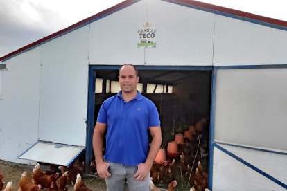 El ingeniero electrónico Mariano González frente a una de las naves de sus Granjas Teco que producen huevos ecológicos