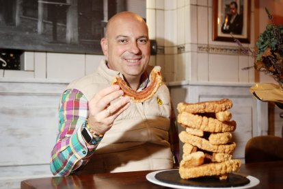 Juan José Delgado, director técnico de Torrezno de Soria, celebra con una torre del producto el nuevo marchamo de calidad