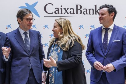 Imagen del presidente de CaixaBank, José Ignacio Goirigolzarri, el director territorial en Castilla y León CaixaBank, Gerardo Cuartero y de la alcaldesa de Burgos, Cristina Ayala