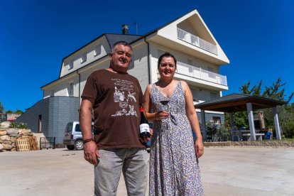 Marcos y Elena, frente a su bodega en Valtuille de Abajo.