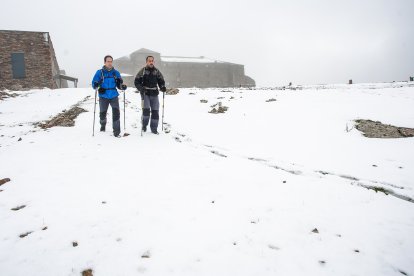 La nieve irrumpe con fuerza en la Peña de Francia (Salamanca).