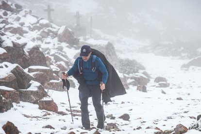 La nieve irrumpe con fuerza en la Peña de Francia (Salamanca).