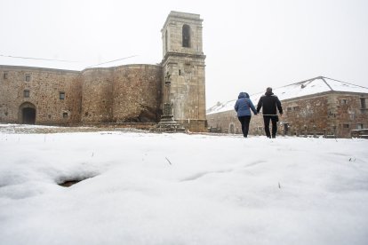 La nieve irrumpe con fuerza en la Peña de Francia (Salamanca).