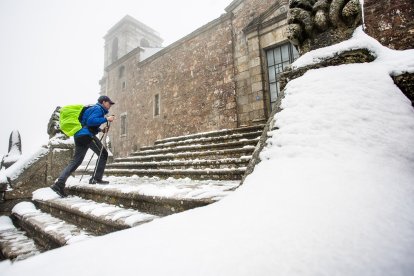 La nieve irrumpe con fuerza en la Peña de Francia (Salamanca).