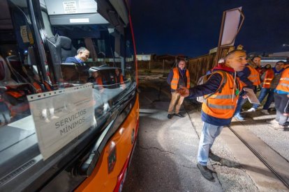 Uno de los piqueteros habla a sus compañeros frente a un autobús de servicios mínimos en Burgos.