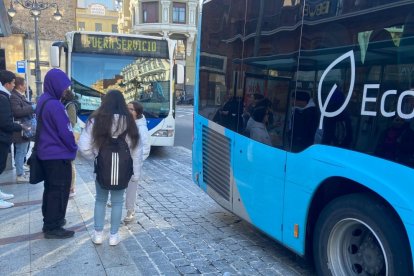 Autobús urbano de León durante la jornada de huelga este lunes.