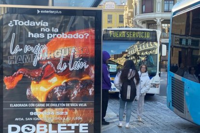 Autobús urbano de León durante la jornada de huelga este lunes.