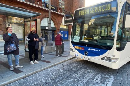 Autobús urbano de León durante la jornada de huelga este lunes.