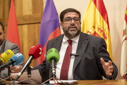 El alcalde de Ávila, Jesús Manuel Sánchez Cabrera, en la presentación de los presupuestos municipales para 2025