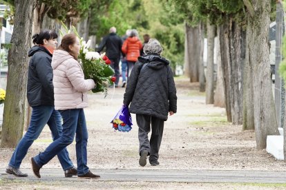 Celebración del Día de Todos Los Santos en el Cementerio Municipal de León.