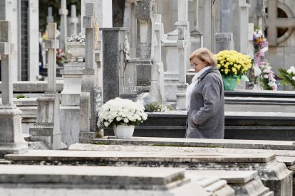 Celebración del Día de Todos Los Santos en el Cementerio Municipal de León.