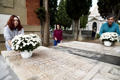 Celebración del Día de Todos Los Santos en el Cementerio Municipal de León.