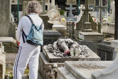 Celebración del Día de Todos Los Santos en el Cementerio Municipal de León.