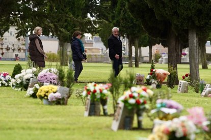 Celebración del Día de Todos Los Santos en el Cementerio Municipal de León.