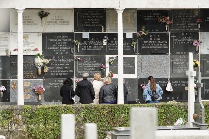 Celebración del Día de Todos Los Santos en el Cementerio Municipal de León.