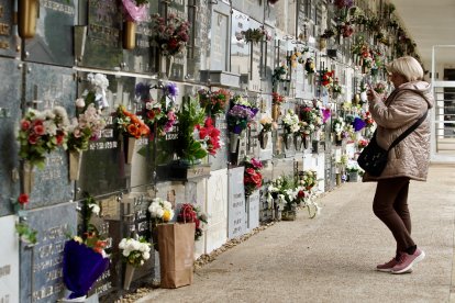 Celebración del Día de Todos Los Santos en el Cementerio Municipal de León.