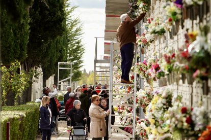 Celebración del Día de Todos Los Santos en el Cementerio Municipal de León.