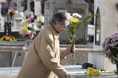 Día de Todos los Santos en el cementerio municipal de Cacabelos (León)