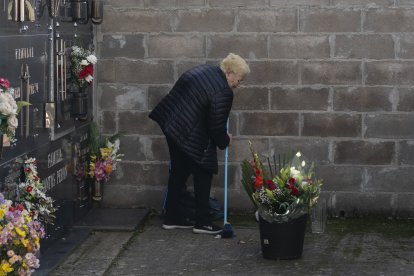 Día de Todos los Santos en el cementerio municipal de Cacabelos (León)