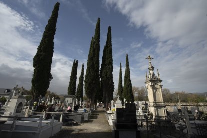 Día de Todos los Santos en el cementerio municipal de Cacabelos (León)